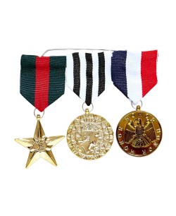 CONDECORACION CON 3 MEDALLAS DE HONORES
