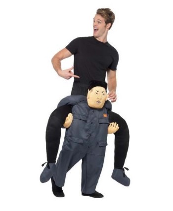 DISFRAZ DE DICTADOR A HOMBROS