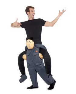 DISFRAZ DE DICTADOR A HOMBROS PARA HOMBRE 2