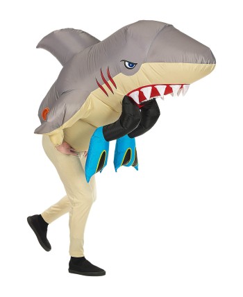 DISFRAZ DE TIBURON COMIENDO A BAÑISTA HINCHABLE