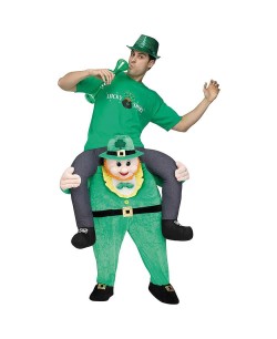DISFRAZ DE SAN PATRICIO A HOMBROS