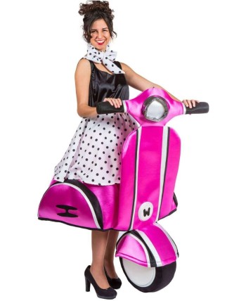 DISFRAZ DE AÑOS 50 CHICA SOBRE VESPA ROSA
